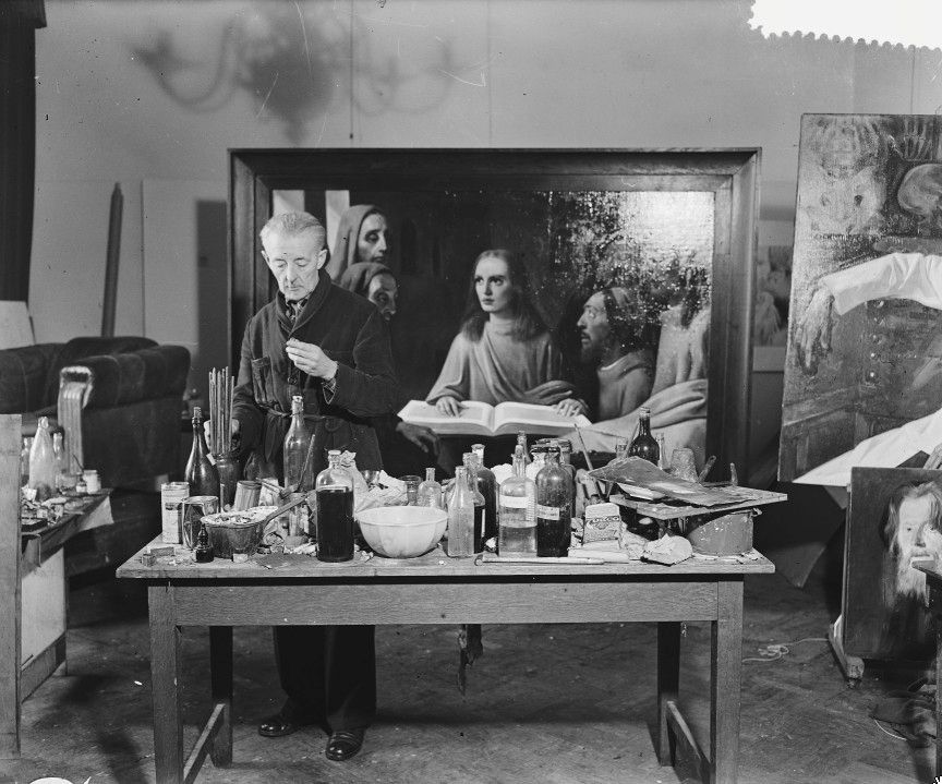 Van Meegeren, en 1945, con su “Jesús entre los Doctores”, tras poner en práctica su mezcla de ciencia (sólo hay que mirar a la mesa) y arte (sólo hay que mirar el cuadro) (Fuente: http://accademiadegliincerti.wordpress.com/)