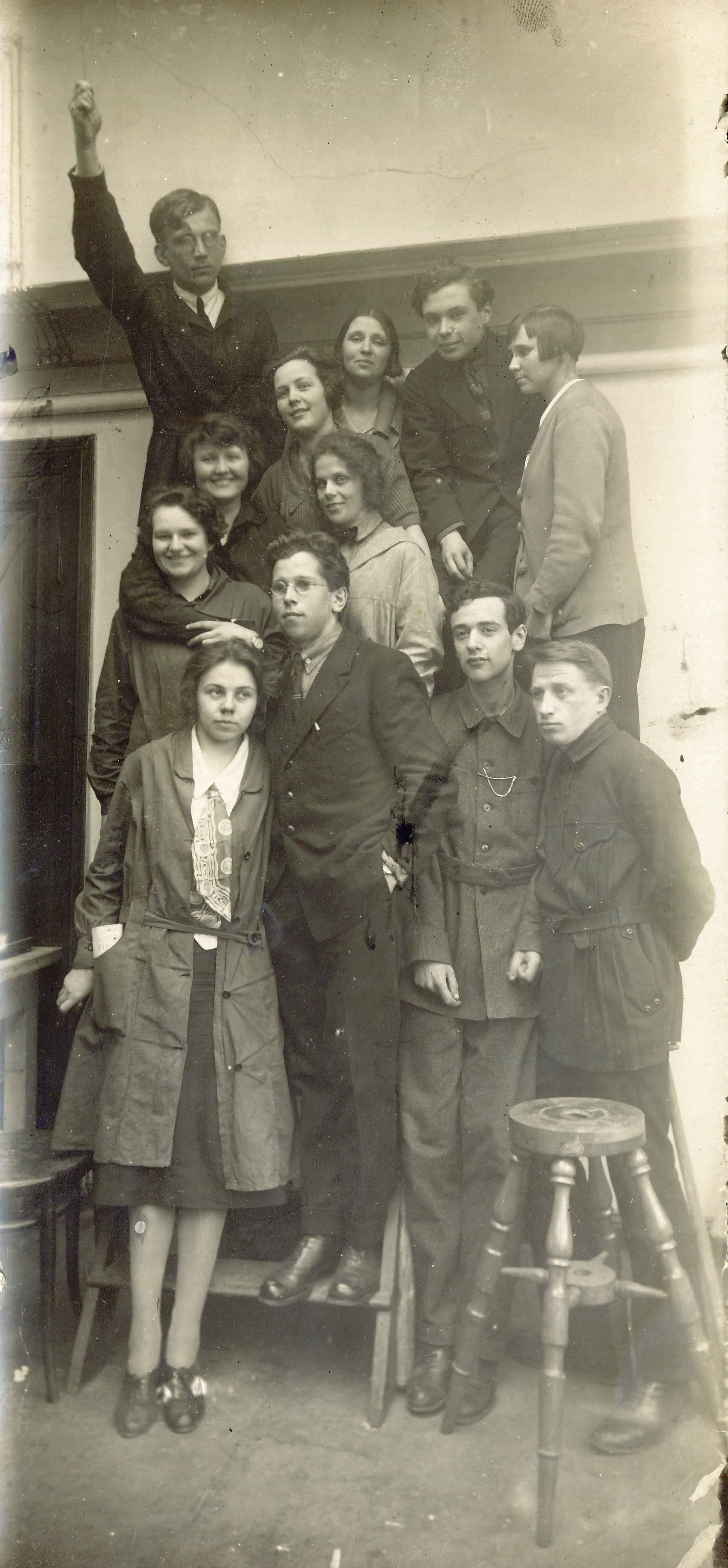 Gamow, Ivanenko (los dos de arriba) y Landau (el segundo por la derecha de abajo) junto con otros compañeros en la Universidad de Leningrado en 1926